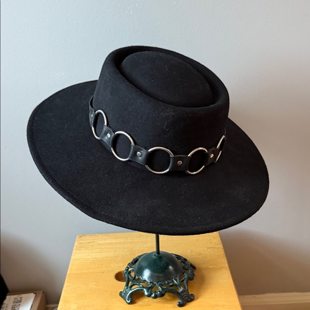 ASOS Black Hat with Silver Ring Detail - Picture 3 of 3